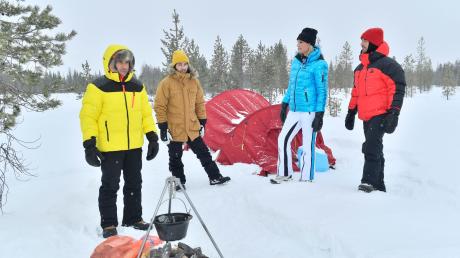 «Das Traumschiff – Lappland»: Nach ihrem Unfall eilt Pekka Nielson (Maria Höfl-Riesch, 2.v.r.) Freunden zur Hilfe im Schnee.