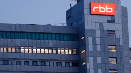 Das beleuchtete Logo des Senders Rundfunk Berlin-Brandenburg (RBB) am Sitz des Senders an der Masurenallee in Berlin.