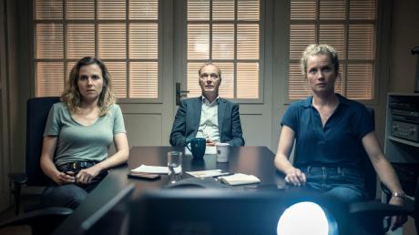 Schnabel (Martin Brambach), Karin Gorniak (Karin Hanczewski) und Leonie Winkler (Cornelia Gröschel) sehen die Videobotschaft des Entführers.