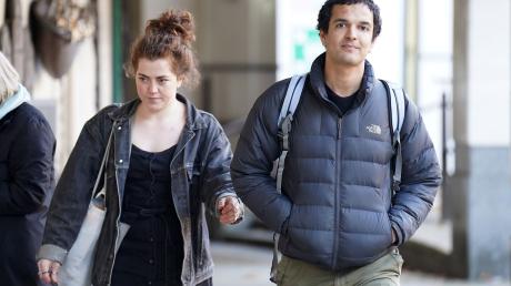 Emily Brocklebank und Xavier Gonzales-Trimmer, Aktivisten von «Just Stop Oil», beim Verlassen des Gerichts in London.