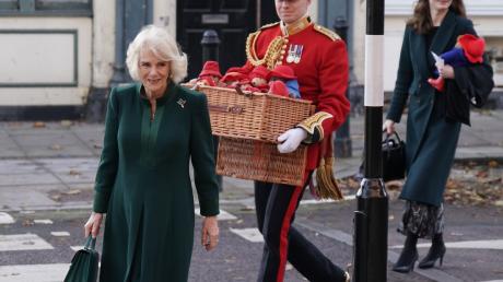 Königsgemahlin Camilla (l) bringt Paddington-Plüschtiere in die  Barnardo's-Kindertagesstätte in London.