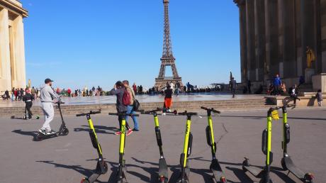 E-Scooter stehen zum Mieten auf dem Pariser Place du Trocadero bereit.
