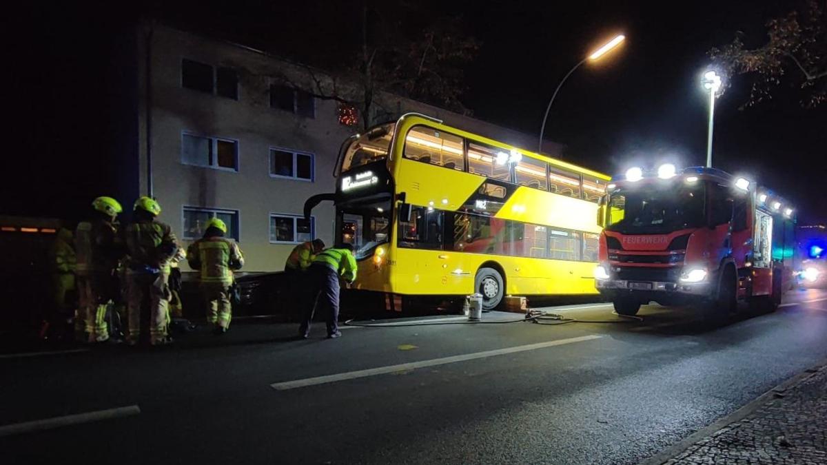 #Jugendliche stirbt bei schwerem Unfall mit Bus in Berlin