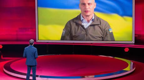 Moderator Karl-Theodor zu Guttenberg spricht beim RTL-Jahresrückblick «Menschen, Bilder, Emotionen 2022» per Videoschalte mit Kiews Bürgermeister Vitali Klitschko.