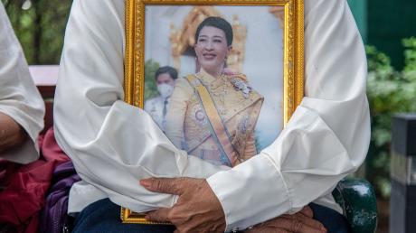 Jemand hält ein Porträt der thailändischen Prinzessin Bajrakitiyabha - sie liegt nach Angaben des Königspalasts im Krankenhaus.
