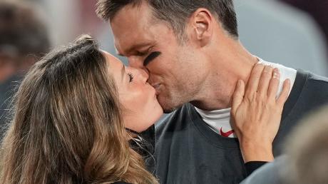 Quarterback Tom Brady von den Tampa Bay Buccaneers küsst seine damalige Frau, Model Gisele Bündchen, nach dem Sieg seines Teams.