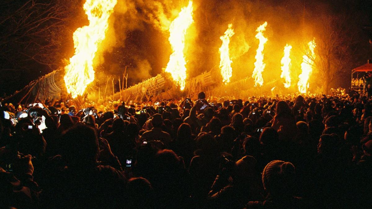火祭り: 日本: 巨大な松明が灯る「悪魔の夜」
