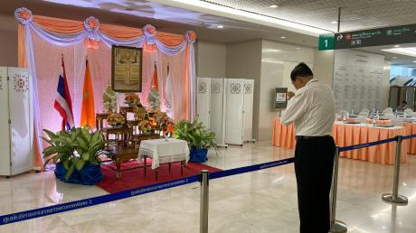 Im King Chulalongkorn Memorial Hospital in Bangkok betet ein Mann für Prinzessin Bajrakitiyabha.