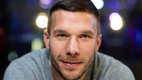 Der frühere Fußall-Nationalspieler Lukas Podolski ist zum dritten Mal Vater geworden.