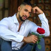 Der neue "Bachelor" 2023: David "Dee" Jackson. Er verteilt in der RTL-Kuppelshow die Rosen.