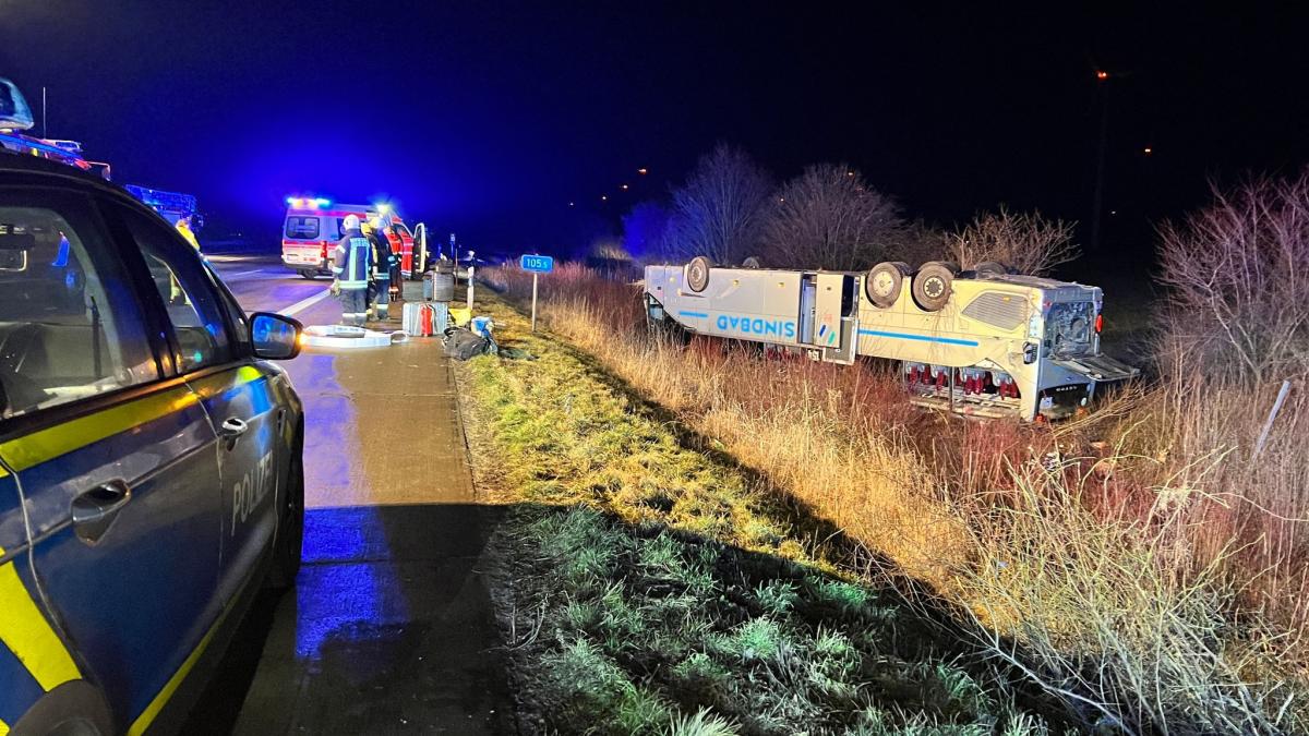 #Sachsen-Anhalt: Reisebus auf der A2 umgekippt
