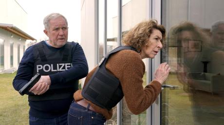 Moritz Eisner (Harald Krassnitzer, l) und seine Kollegin Bibi Fellner (Adele Neuhauser) in einer Szene aus «Tatort: Was ist das für eine Welt»