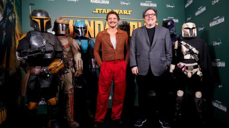 Schauspieler Pedro Pascal (l) und Regisseur Jon Favreau stellten die «Star Wars»-Serie "The Mandalorian" in London vor.