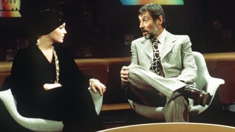 Der Moderator Dietmar Schönherr mit Romy Schneider während der Talkshow «Je später der Abend» am 30. Oktober 1974.