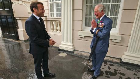 Der damalige britische Prinz Charles (r) 2020 mit Präsident Emmanuel Macron in London.