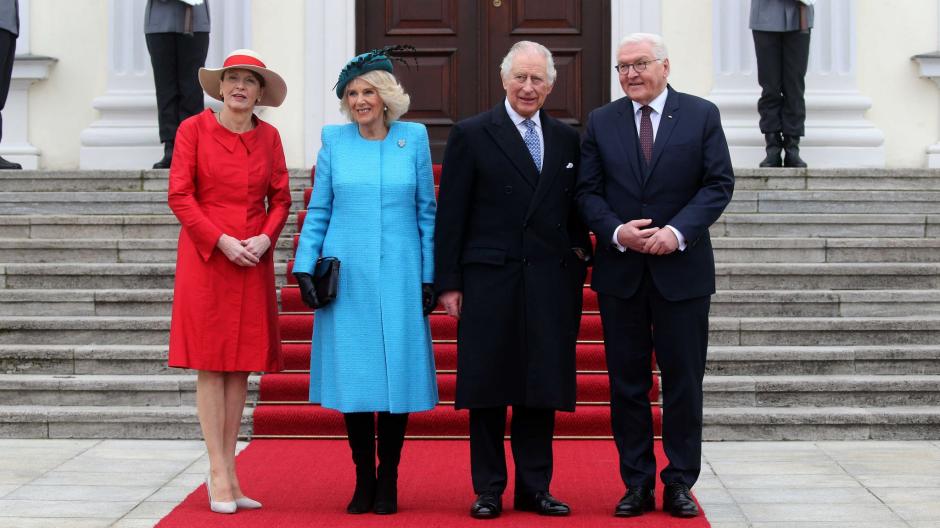 König Charles III. (2.v.r) und Königsgemahlin Camilla (2.v.l) wurden am Schloss Bellevue von Bundespräsident Frank-Walter Steinmeier und seiner Frau Elke Büdenbender begrüßt.