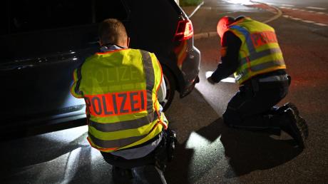 Die Augsburger Polizei hat in einer groß angelegten Kontrollaktion in der Tuning-Szene etliche Fahrzeuge überprüft.