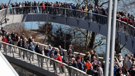 Mit einem Eröffnungsrundgang der Ehrengäste wird der Skywalk über den Kreidefelsen der Ostseeinsel Rügen freigegeben.