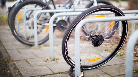 Ein Dieb hat zwischen Dienstag und Donnerstag ein Fahrrad in Genderkingen gestohlen.