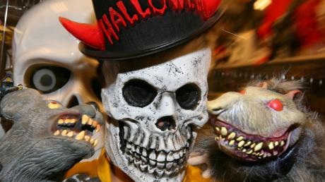 Masken, wie diese, sind an Halloween sehr beliebt.