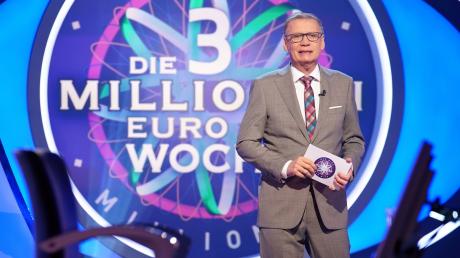 Moderator Günther Jauch steht in der Kulisse der RTL-Quizshow «Wer wird Millionär?». (Archivbild)