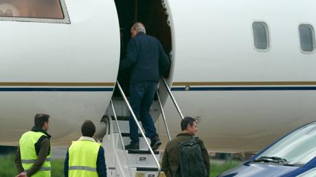 Juan Carlos, ehemaliger König von Spanien, steigt in Vitoria in ein Privatflugzeug.