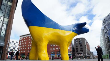 Die Superlambanana-Skulptur in Liverpool wurde in den Farben der ukrainischen Flagge gestrichen, bevor die Stadt am 13. Mai den Eurovision Song Contest ausrichtet.