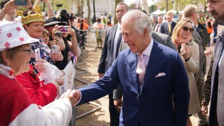 König Charles III. am Tag vor seiner Krönung vor dem Buckingham Palast.