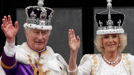 Nach der Krönungszeremonie: Charles und Camilla winken der Menge vom Balkon des Buckingham Palace zu.