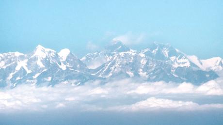 Blick aus dem Flugzeug auf das Himalaya-Gebirge.
