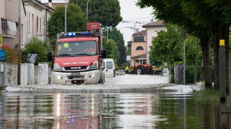Die Feuerwehr im Einsatz im italienischen Hochwassergebiet. Mittlerweile hat das Auswärtige Amt einen Reisehinweis für die Region Emilia-Romagna um Bologna ausgesprochen.