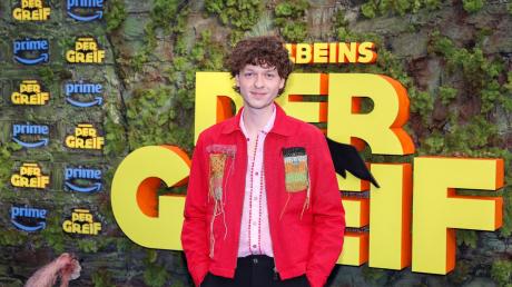 Der Schauspieler Jeremias Meyer kommt zur Premiere der Serie «Der Greif» in Berlin.