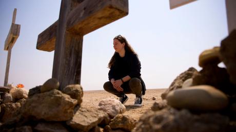 Antonia gedenkt in der Namibischen Wüste ihrer Eltern und Schwester.