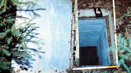 Eine Reproduktion zeigt die Kiste, in der 1981 das zehnjährige Entführungsopfer Ursula Herrmann qualvoll erstickte (Archivbild).