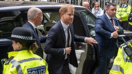 Prinz Harry auf dem Weg zum Gericht in London.