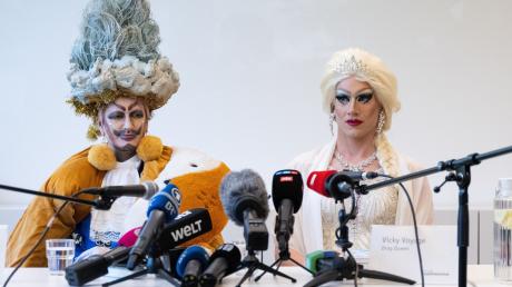 Drag-King Eric BigClit (l) und Drag-Queen Vicky Voyage nehmen nach der Lesung in der Münchner Stadtbibliothek an einer Pressekonferenz teil.