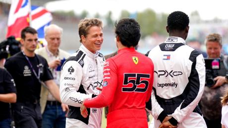 Brad Pitt (l, im Gespräch mit Fahrer Carlos Sainz) und Damson Idris (r) sind auf der Formel-1-Strecke in Silverstone mit von der Partie.