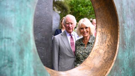 König Charles und Königin Camilla bei einem Besuch des Barbara Hepworth Museum and Sculpture Garden.