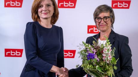 Die scheidende RBB-Interimsintendantin Katrin Vernau (l) und ihre designierte Nachfolgerin Ulrike Demmer.