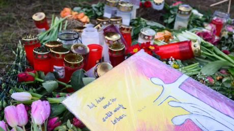 Blumen und Kerzen im Januar 2023 in Wunstorf am Fundort der Leiche des 14-Jährigen.