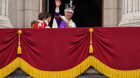 König Charles III. winkt nach der Krönungszeremonie vom Balkon des Buckingham-Palastes.