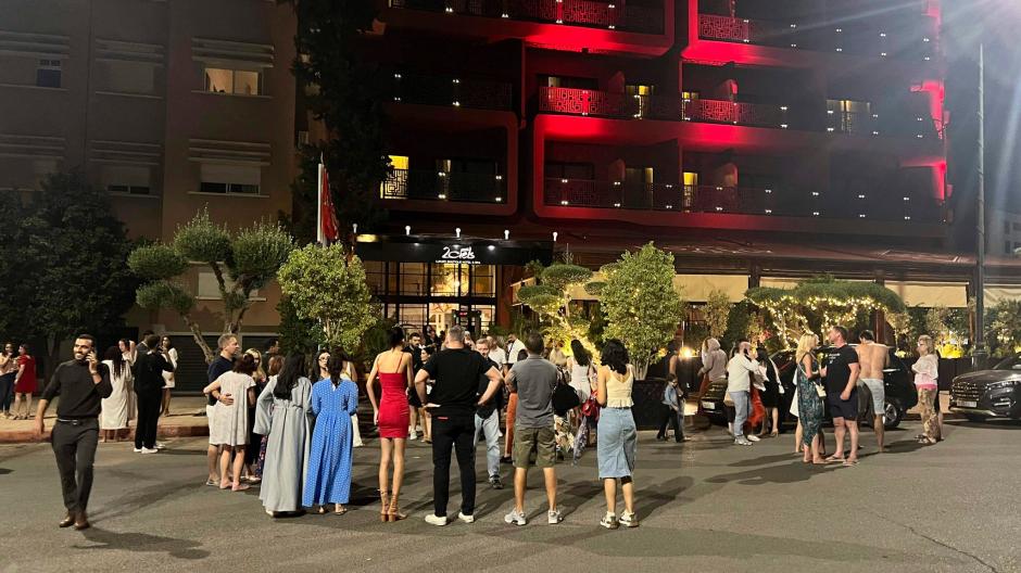 Touristen stehen nach dem Erdbeben vor einem Hotel in Marrakesch.