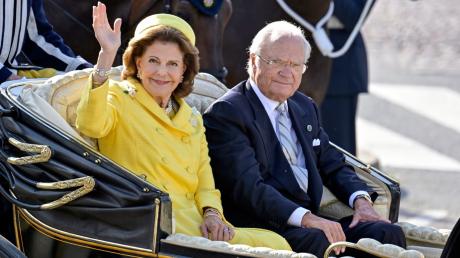 König Carl XVI. Gustaf von Schweden (r) und Königin Silvia von Schweden werden während der Feierlichkeiten durch die Stockholmer Innenstadt gefahren.