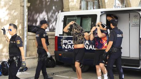 Polizisten führen die Verdächtigen zum Termin mit dem Haftrichter auf der Balearische Insel.