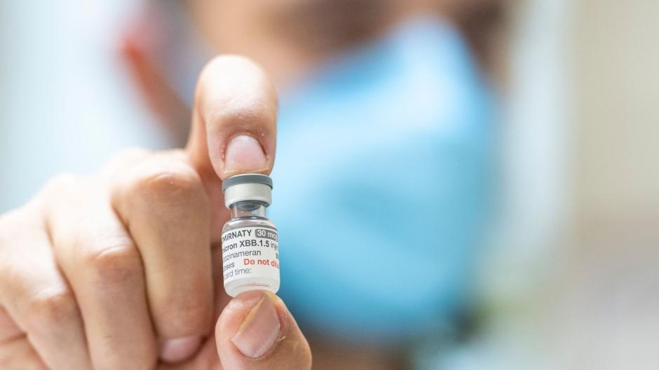 Der weiterentwickelte Corona-Impfstoff ist seit Mitte September verfügbar. 