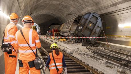 Verunglückte Güterwagen stehen Anfang September am Unfallort im Gotthard-Basistunnel.