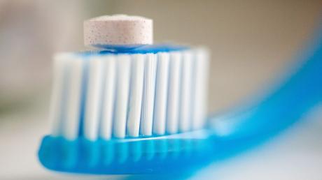 Am Preis lässt sich gute Zahnpflege laut Bundeszahnärztekammer nicht erkennen. Es schnitten zum Beispiel immer wieder günstige Zahncremes in Tests gut ab. «Dass Fluorid enthalten ist, ist das A und O.»