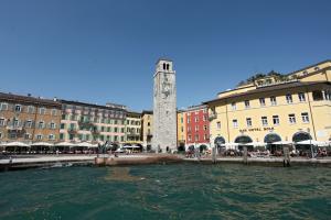 Der Gardasee Halbmarathon findet auch 2023 wieder statt. Wie kann man teilnehmen? Infos zum Lauf und zur Strecke gibt es hier. (Im Bild: Riva del Garda)