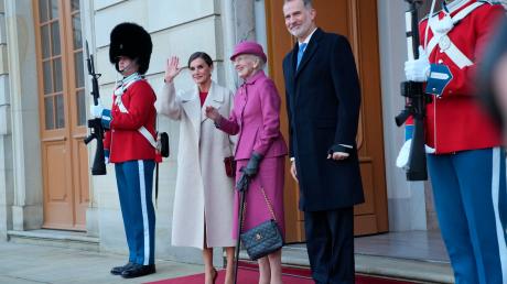 Königin Margrethe von Dänemark (M), König Felipe VI. von Spanien (2.v.r) und Königin Letizia (2.v.l) von Spanien werden sich im Schloss Amalienborg besprechen.