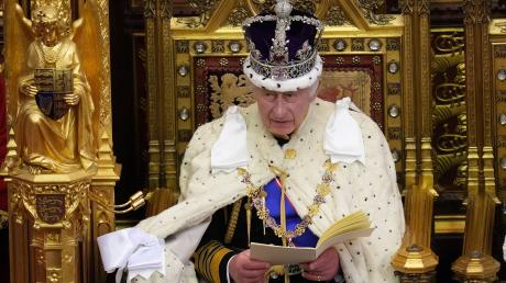 König Charles III. von Großbritannien spricht während der Eröffnung des Parlaments im House of Lords im Westminsterpalast.